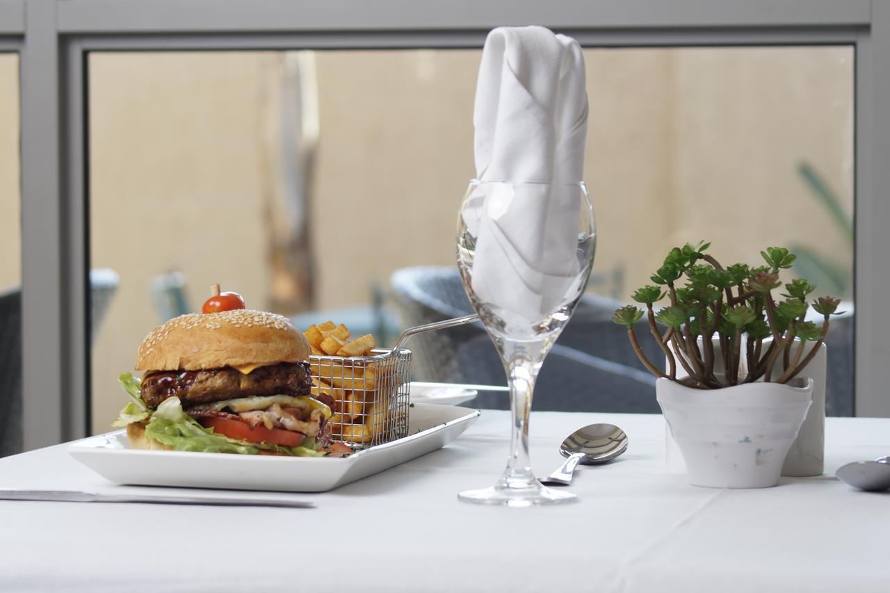 Regent Hotel City Габороне Екстериор снимка